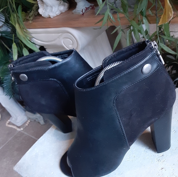 parker & sky, Peep Toe Stack Heel in Faux Leather & Suede, 9.5 - Picture 4 of 12